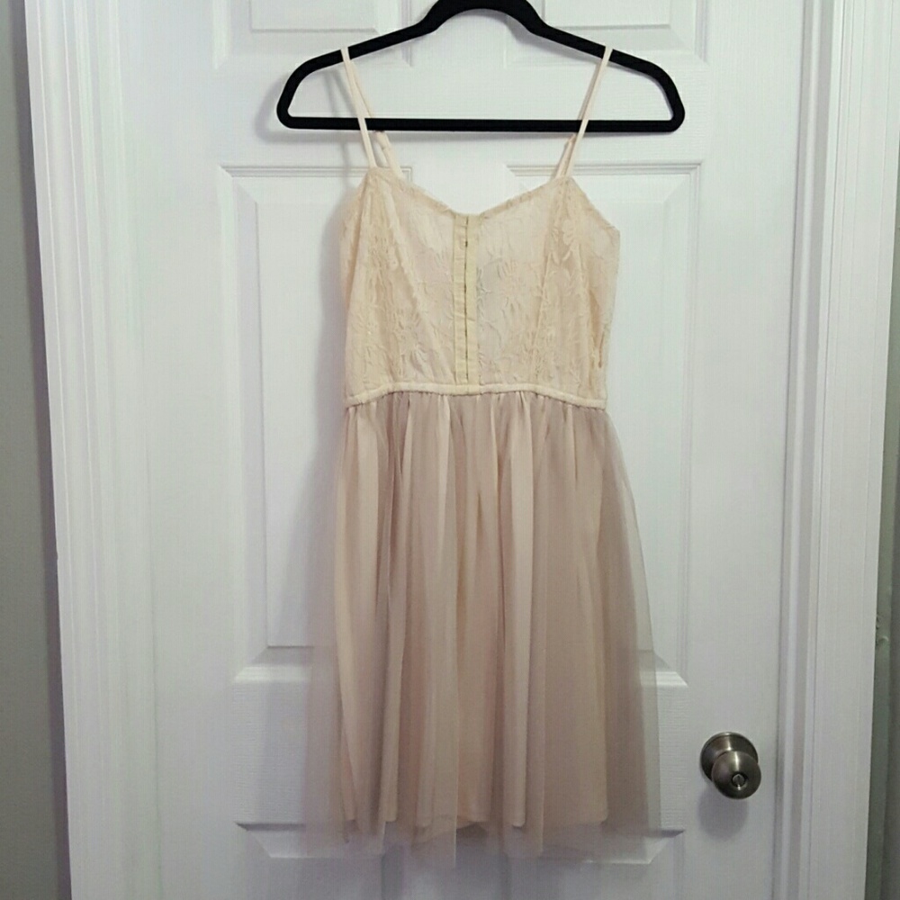 ⬇️Tan lace dress